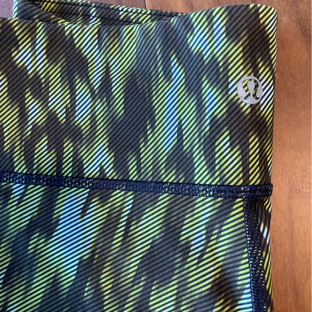 Lululemon legging Wunder under   Size 6 length 28 in.  Excellent condition